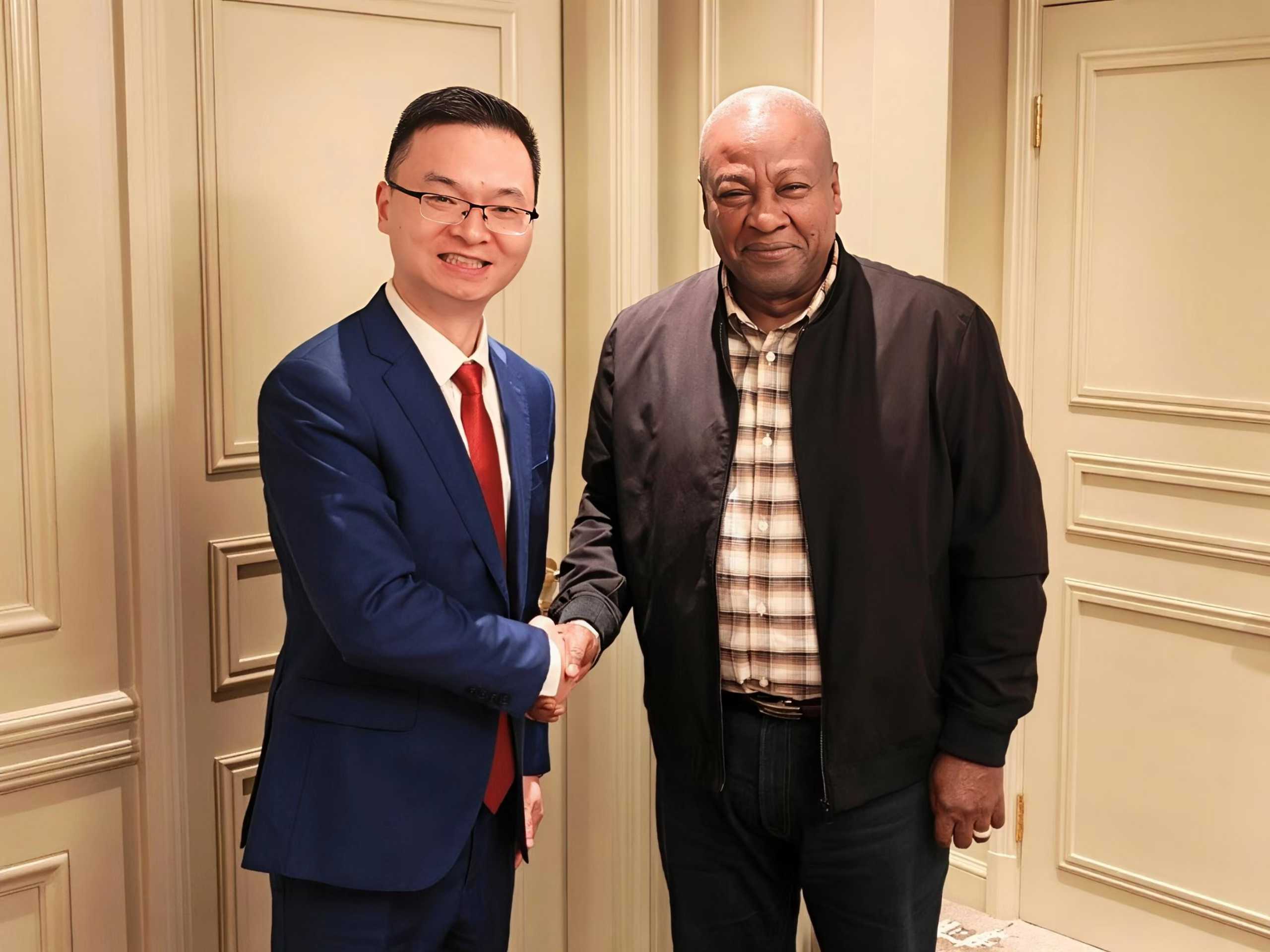 潘勇拜会加纳共和国总统约翰·德拉马尼·马哈马